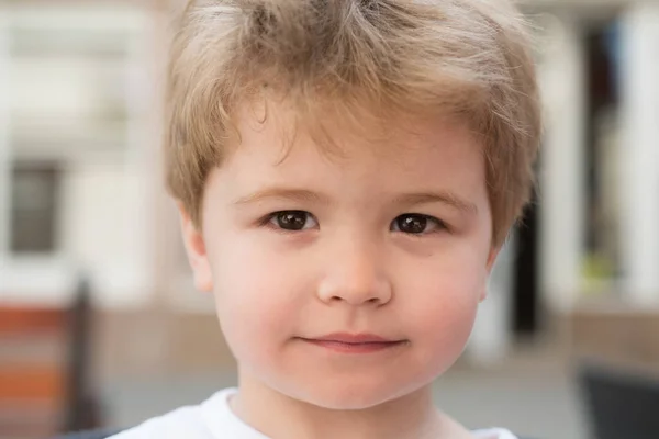 Niedliche Frisur für kurze Haare. kleines Kind mit stylischem Haarschnitt. kleines Kind mit Kurzhaarschnitt. kleiner Junge mit blonden Haaren. gesunde Haarpflege-Tipps für Kinder. Haarpflegeprodukte. ernster kleiner Junge — Stockfoto