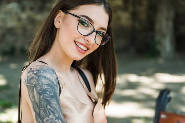 Freudige Frau, die Modeblog pflegt. Modeporträt einer Frau. sexy glückliche Frau mit Brille. Sommermode und Beauty-Look. stilvolle und trendige Studentin. Tätowierung. sexy Schönheit. Selbstbewusste Schönheit — Stockfoto