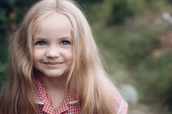 Its mudah untuk membuat saya bahagia. Gadis kecil berambut pirang. Gadis kecil memakai rambut panjang. Anak kecil yang bahagia dengan senyum yang menawan. Anak kecil bahagia tersenyum. Merawat rambut dengan baik — Stok Foto