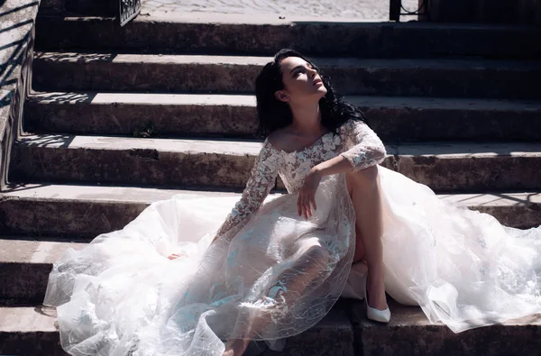 Feliz novia antes de la boda. Hermosos vestidos de novia en boutique. Maravilloso vestido de novia. La mujer se está preparando para la boda. Elegante salón de bodas está esperando a la novia. Diciendo que sí. Admiración real — Foto de Stock