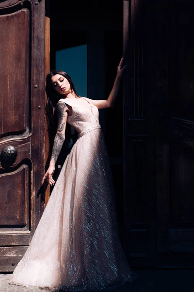 Feliz novia antes de la boda. Hermosos vestidos de novia en boutique. Maravilloso vestido de novia. La mujer se está preparando para la boda. Elegante salón de bodas está esperando a la novia. Bienvenido a la familia. Compromiso — Foto de Stock