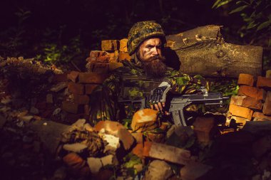 silahı olan genç asker