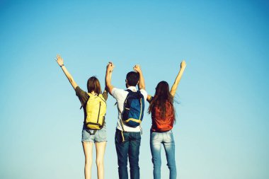 Sakallı yakışıklı bir adam ve kızlar.