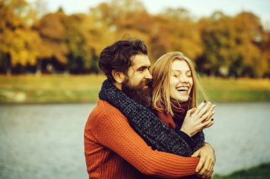 Sonbahar parkında genç bir çift