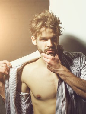 Yakışıklı adam dokunur sakal