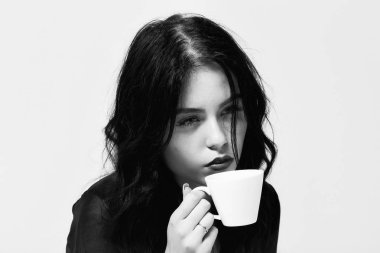 Kupa ile seksi kadın