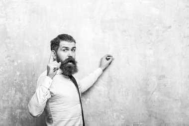 Tebeşir ile sürpriz yüz yazma sırasında sakallı sakallı adam