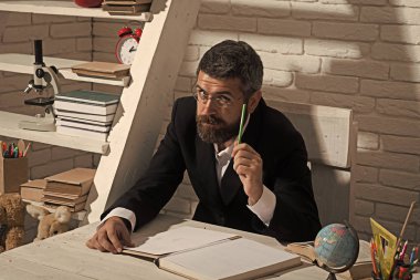 Okul eğitim ve bilgi kavramı. Öğretmen ve okul malzemeleri