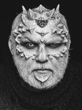 korku erkek ya da dikenler yüz makyaj ile canavar