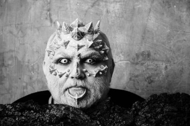 Cin kafasına boynuzlarıyla