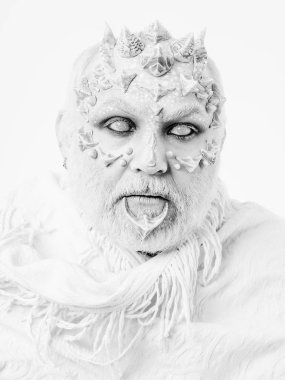 Adam kör gözlerle bakarken.