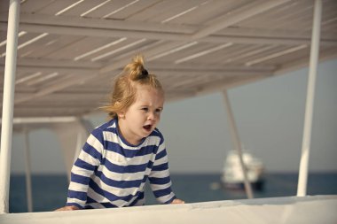 sürpriz yüzü olan küçük çocuk.