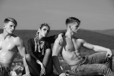 Erkek ve kadın makyaj mavi gökyüzü ile.