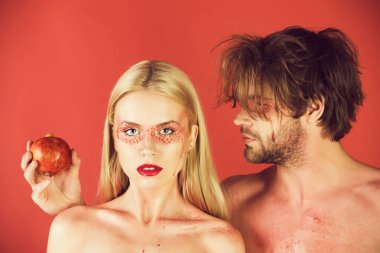 kadın ve adam yüzünde yaratıcı moda makyaj ile nar meyve kırmızı arka plan, güzellik ve moda, Anti, sağlık ve vitamin, vejetaryen ve diyet, hemoglobin, aşık çift üzerinde tutun