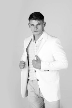 Casual elbise giymiş adam