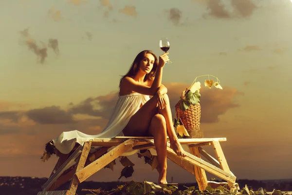 上空でワインときれいな女性 — ストック写真