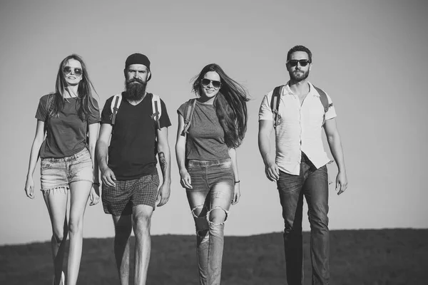 Mannen en vrouwen reizen op zomervakantie — Stockfoto