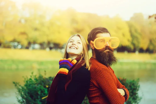 Jovem casal no parque de outono — Fotografia de Stock