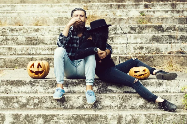 Halloween casal com abóbora — Fotografia de Stock