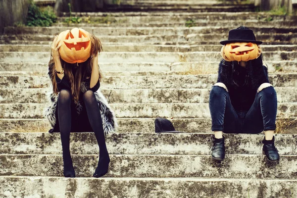Halloween Hexenmädchen mit Kürbis — Stockfoto