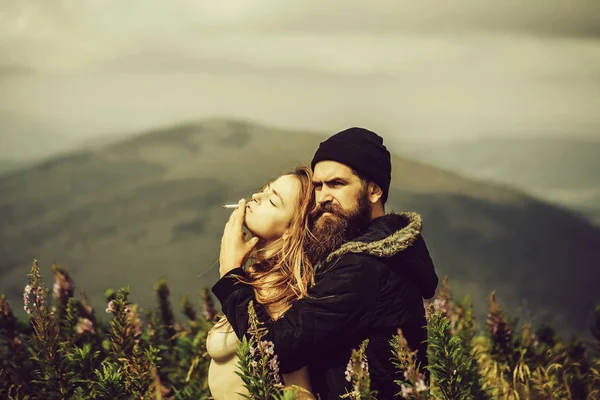 Romantiska par på bergets topp — Stockfoto