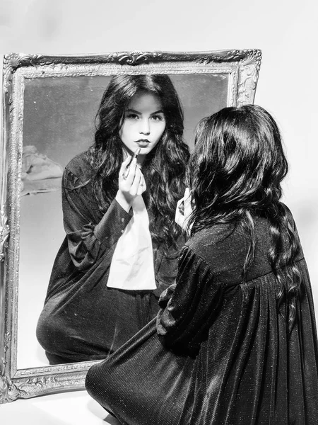 Chica pinta los labios ante el espejo —  Fotos de Stock