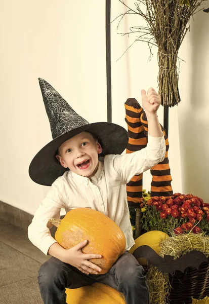 Halloween Niño pequeño en tela de araña sombrero a rayas calcetines . —  Fotos de Stock