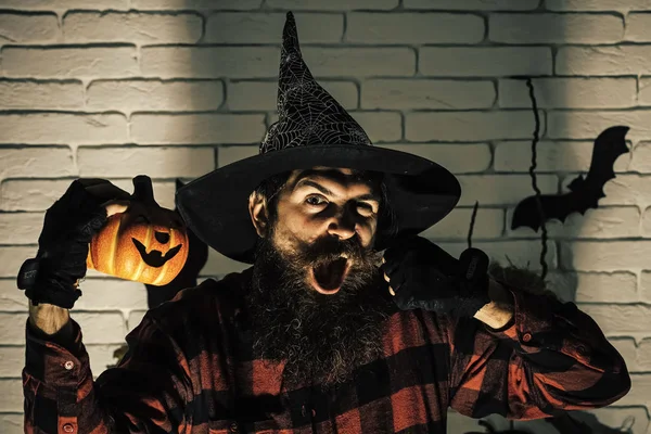 Halloween feriado celebração símbolos na parede de tijolo — Fotografia de Stock