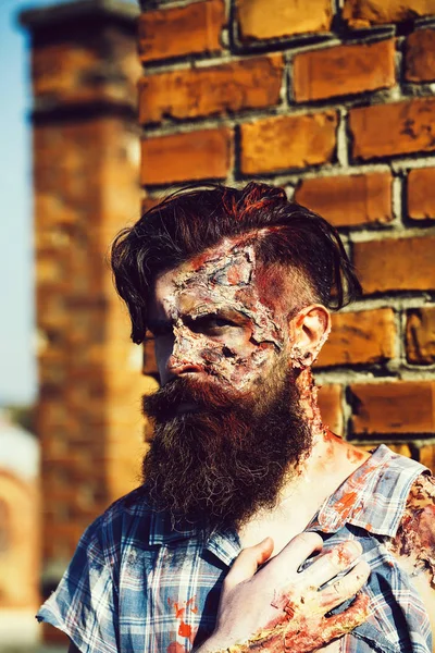 Uomo zombie barbuto — Foto Stock