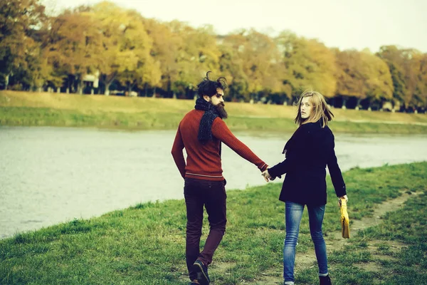 Pareja joven en otoño parque — Foto de Stock