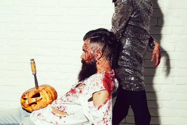 Zombie muž s Halloween dýně — Stock fotografie