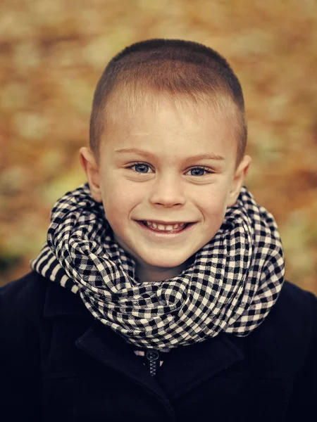 Kind in Schal und Mantel. — Stockfoto