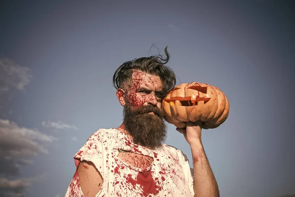 Zombie di Halloween con sangue rosso e macchie di sangue sul cielo blu — Foto Stock