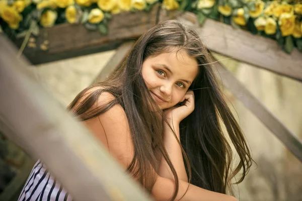 Niño pequeño con pelo largo sonrisa al aire libre — Foto de Stock