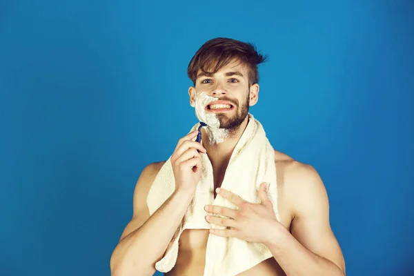 Macho smiling with naked torso shaving beard with safety razor — Stock Photo, Image