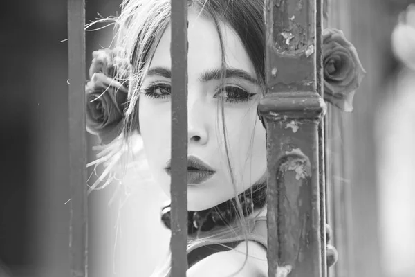 Saç demir çit, gül desenli İspanyol kadın — Stok fotoğraf