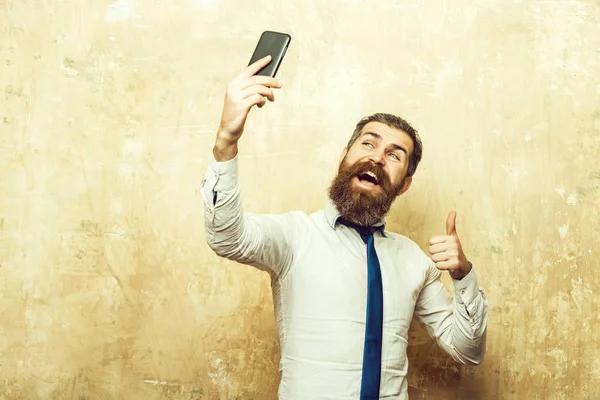 Hipster of bebaarde man met lange baard spreken op telefoon — Stockfoto