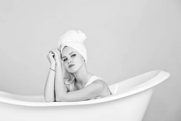 Mulher em toalha sentado na banheira — Fotografia de Stock