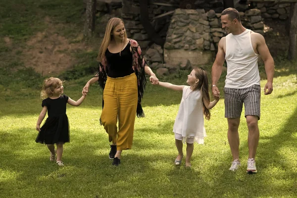 Mädchen, Frau und Mann lächeln über die Sommerlandschaft — Stockfoto