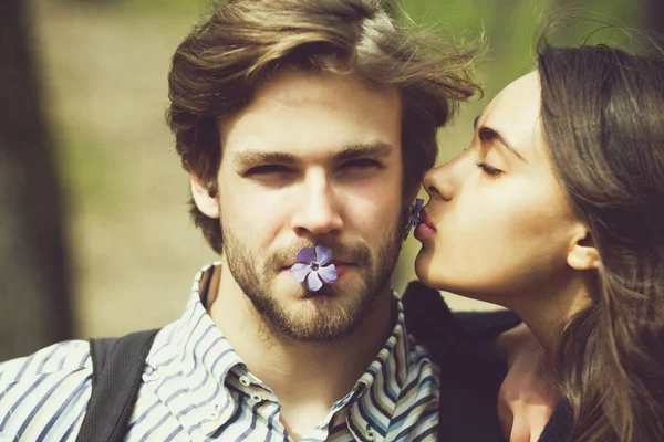 Chica con los ojos cerrados besar guapo hombre en la mejilla —  Fotos de Stock