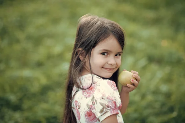 Sonrisa infantil con fruta de manzana verde en la naturaleza, comida — Foto de Stock