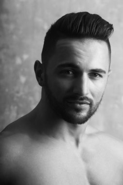 Yakışıklı, şık saç ve tıraşsız yüzü ile spor modeli