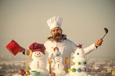 Adam bağırıyor Şef şapkalı ve kış gününde üniforma