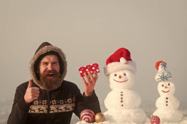Mutlu adam başparmak yukarıya el hareketi ile mevcut kutusunda gösterilen