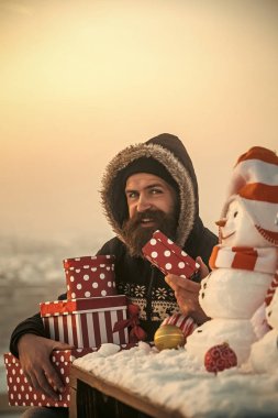 Mevcut kutulara karlı manzara ile mutlu hippi