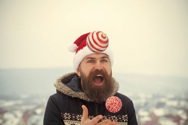 Adam kırmızı santa claus şapka ve paltosunu