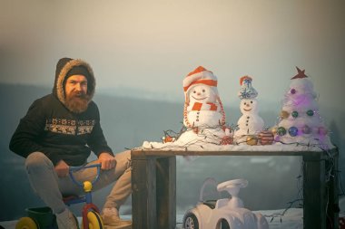 Mutlu hipster kar üzerinde üç tekerlekli bisiklet sürme