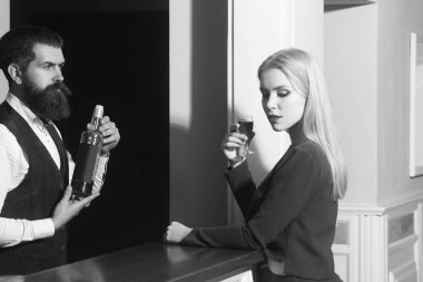 Kadın ve barmen de bar