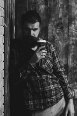 Ciddi hipster mavi plastik kap ile ayakta