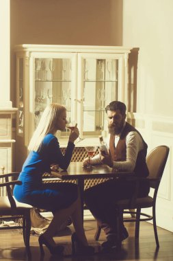 Kız ve restoranda dating hipster